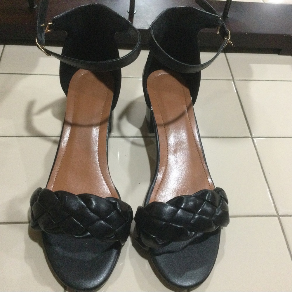 Size 8 Black sandals worn once braided toe strap fashionable